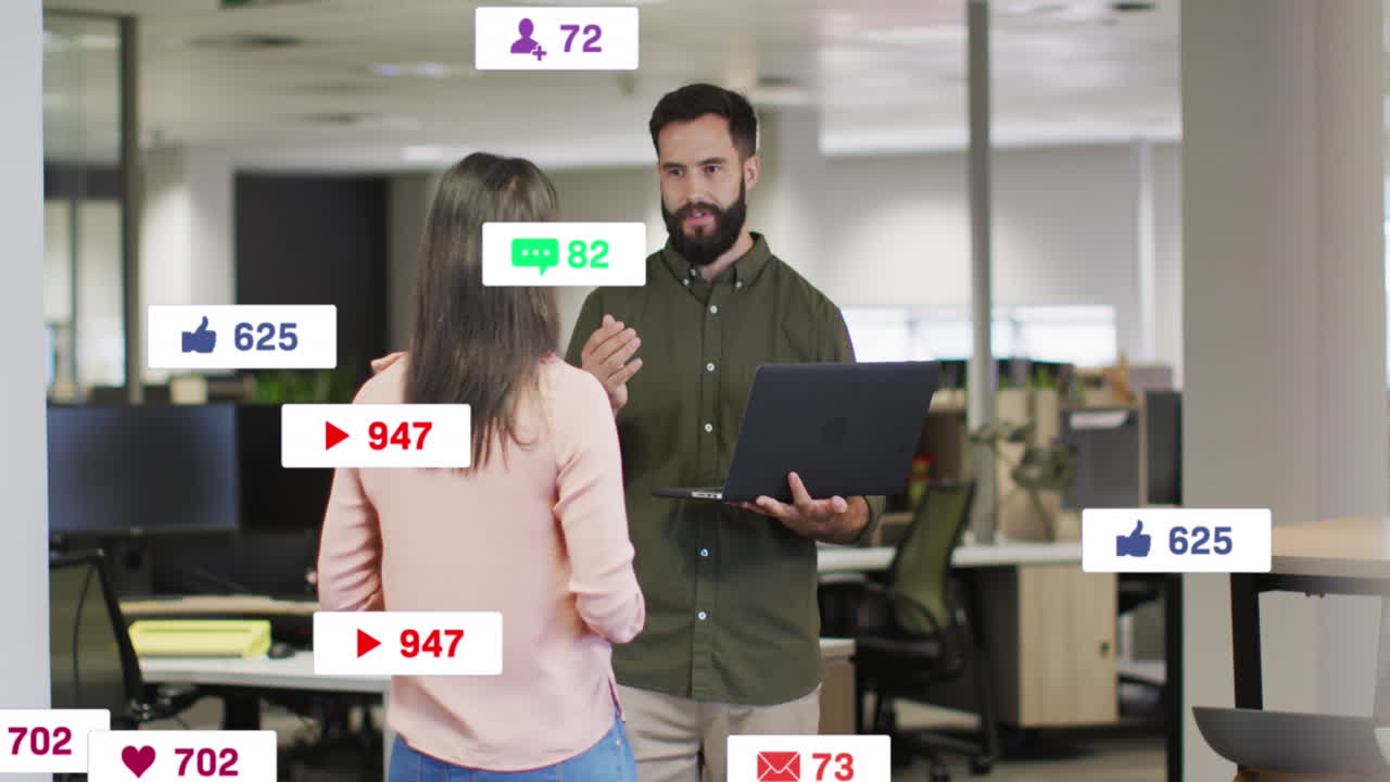 animación de múltiples barras de notificación sobre diversos compañeros de trabajo discutiendo informes en la computadora portátil