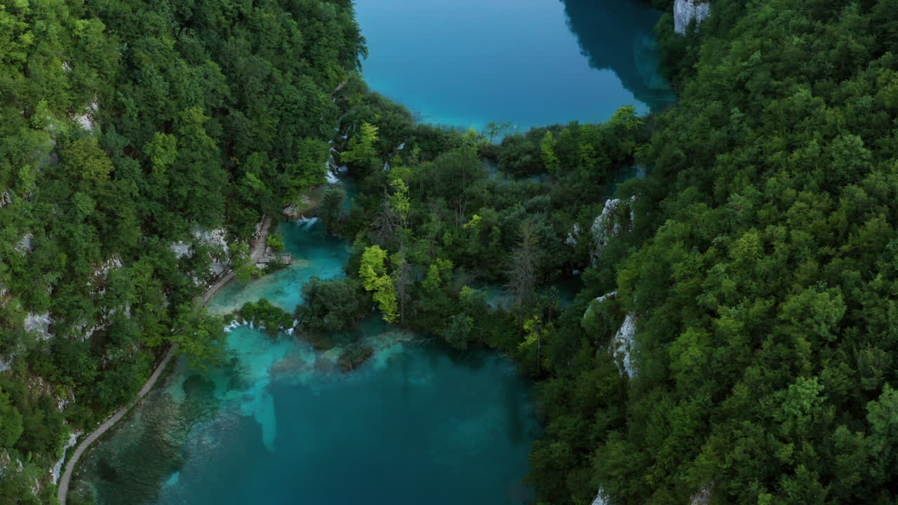 vuelo sobre exuberantes montañas forestales y el tranquilo lago del parque nacional de los lagos de plitvice en croacia