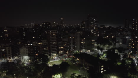 Nachtaufnahme-Von-Oben-Aus-Der-Luft-Auf-Das-Stadtbild-Von-Buenos-Aires-Mit-Gebäuden-Und-Park