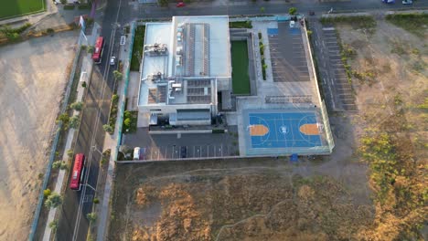 cancha de baloncesto ubicada en el centro deportivo de la comuna de la pintana, país de chile