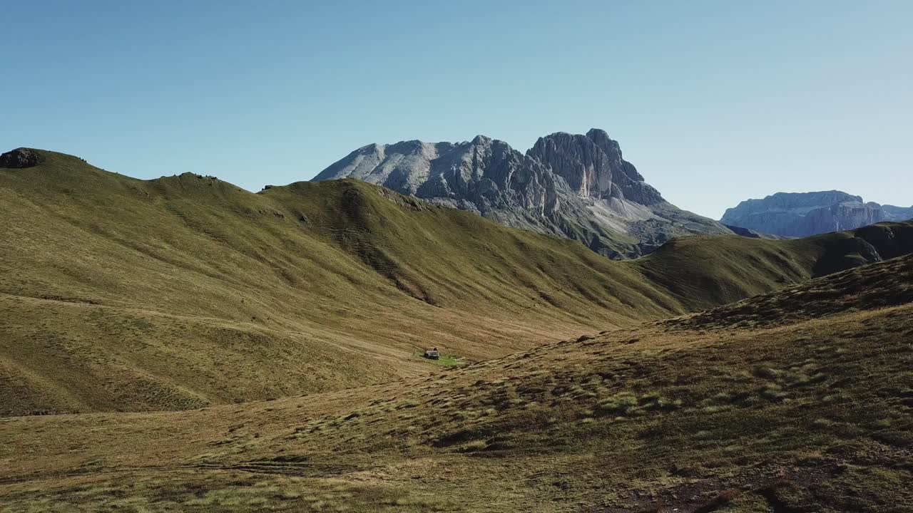 Scatto d'impatto dell'uomo che cammina sulla cresta.