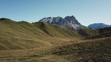 foto de héroe del hombre caminando en la cresta