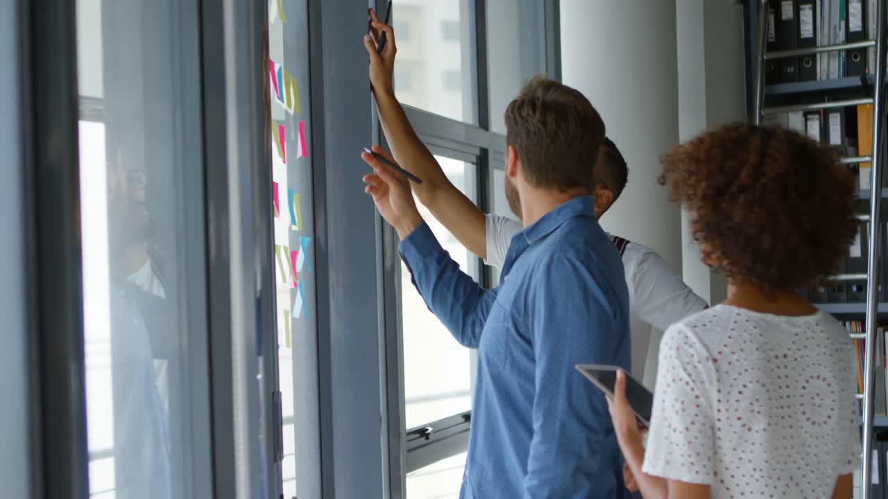 colegas de negocios escribiendo en notas adhesivas 4k