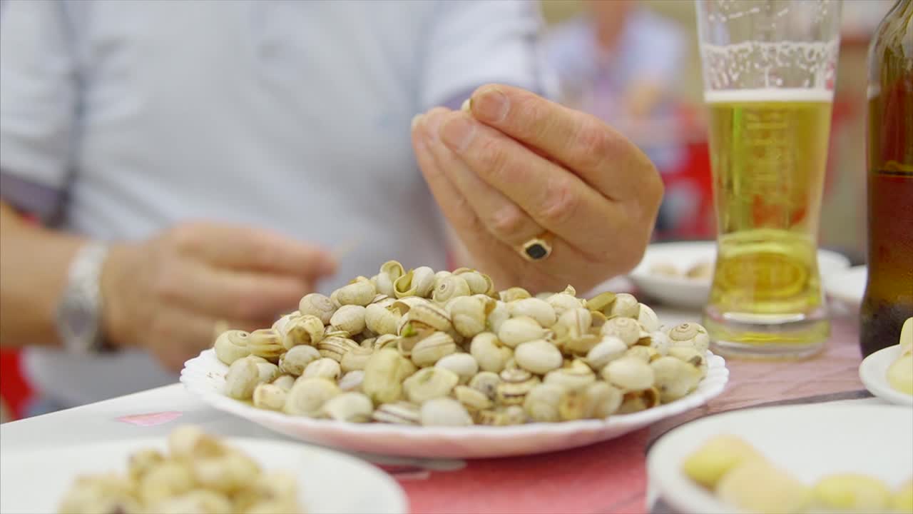요리된 달팽이 먹기, 접시에서 나온 에스카르고, 맛있는 포르투갈 음식