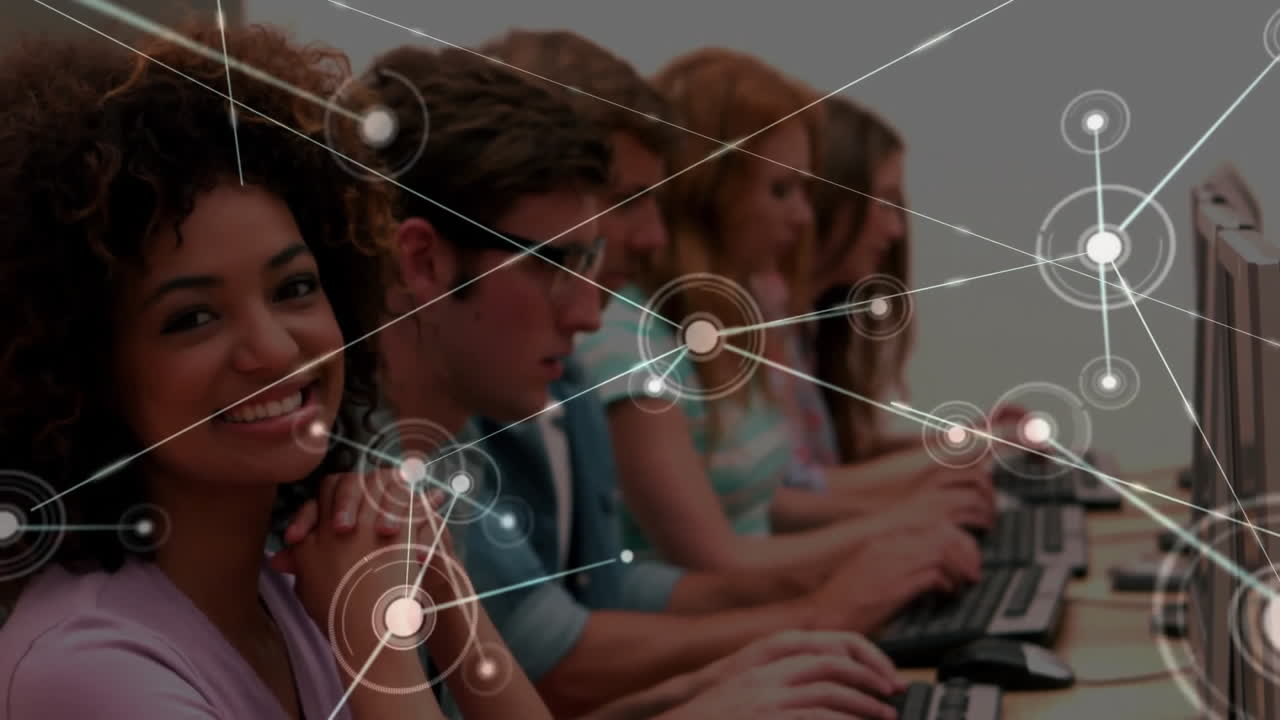 procesamiento de datos y animación de conexiones de red sobre diversas personas que utilizan computadoras