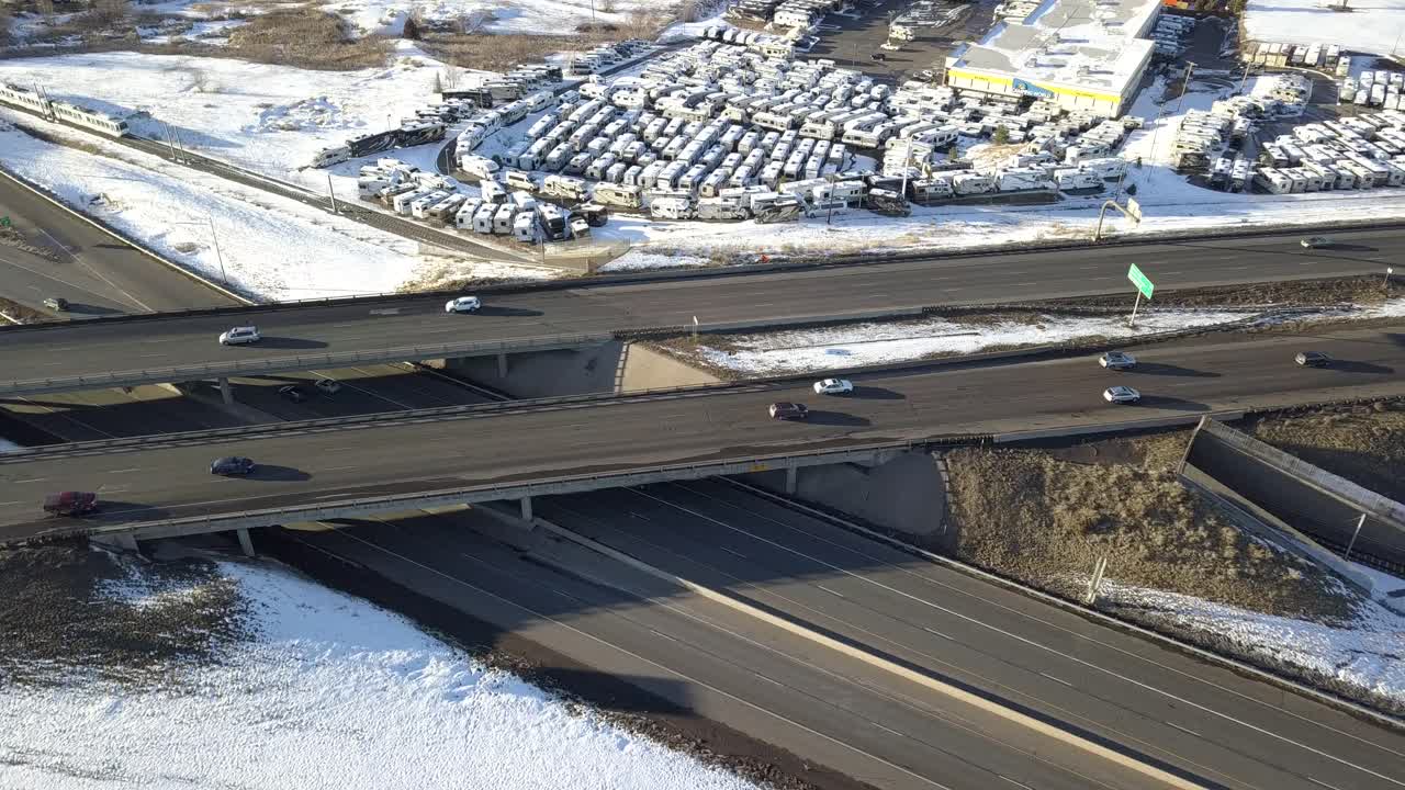 자동차와 기차를 포착한 멋진 샷