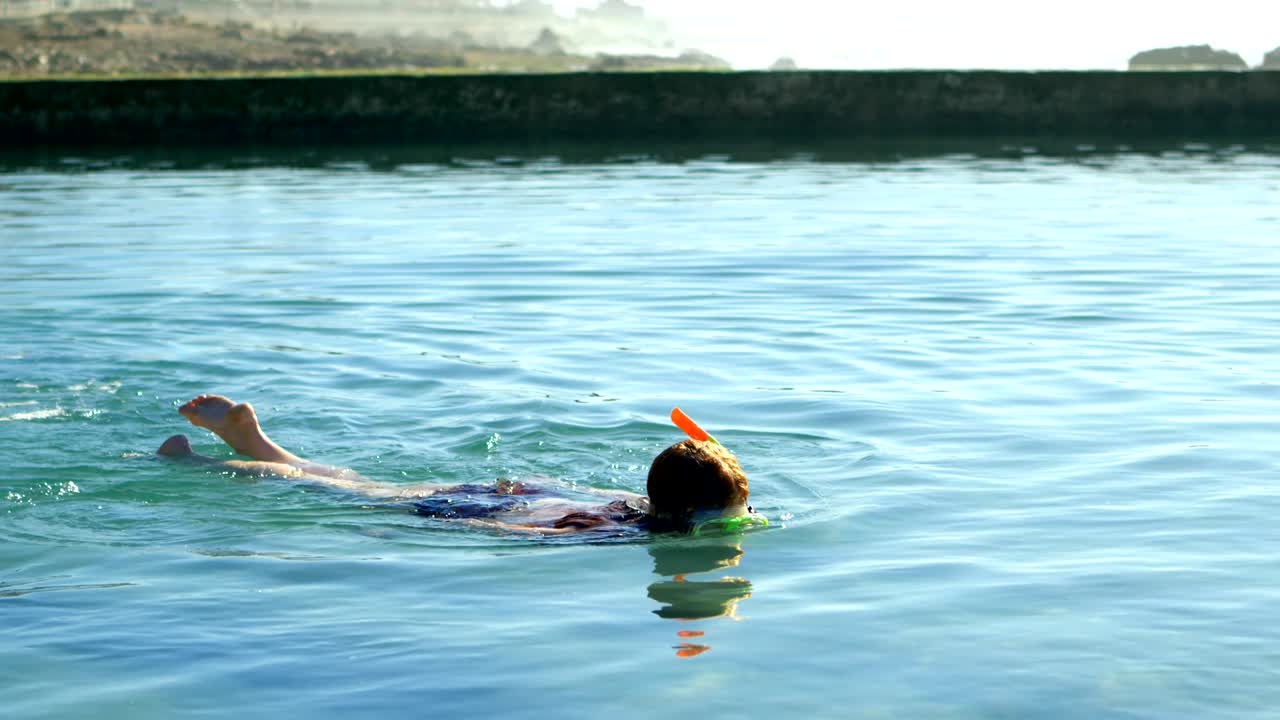 mujer nadando en el agua en la playa 4k