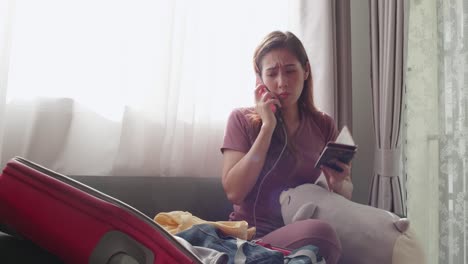 mujer revisando seriamente antes de viajar el nuevo viaje normal necesita una máscara facial