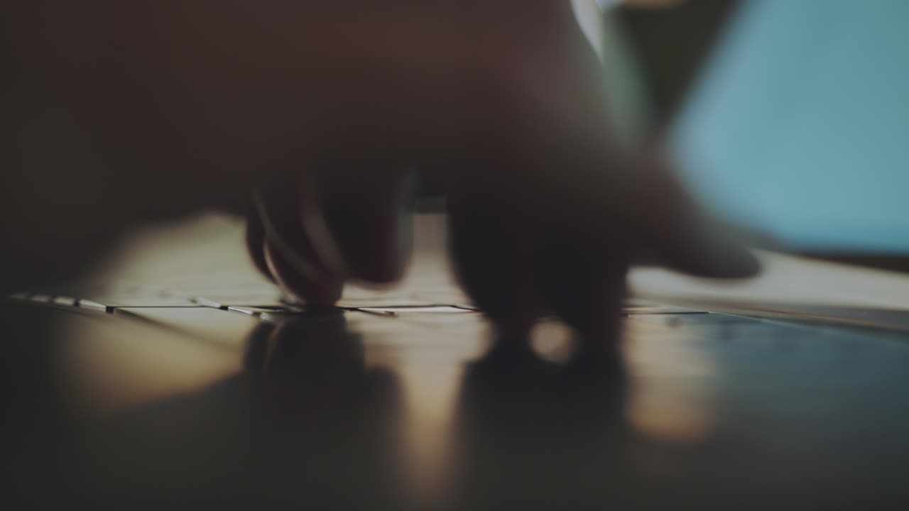 primer plano de las manos escribiendo en un teclado de portátil