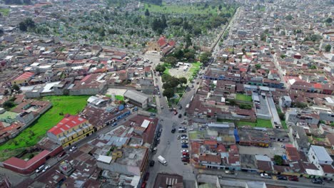 imágenes aéreas de drones del parque urbano colonial parque el calvario en la ciudad centroamericana de las tierras altas de quetzaltenango, xela, guatemala con tráfico conduciendo en un día soleado