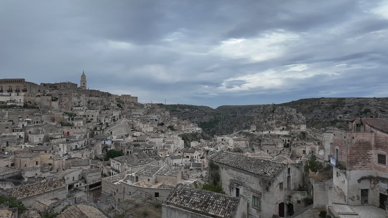 timelapse de la ciudad de matera, región de basilicata, italia, con nubes girando alrededor