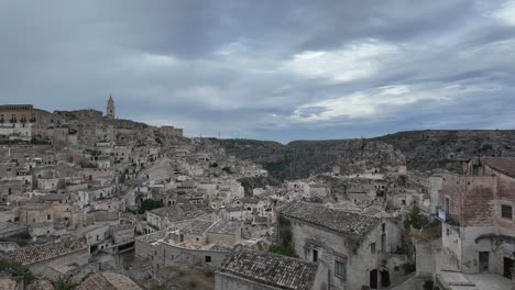 Zeitraffer-Der-Stadt-Matera,-Region-Basilikata,-Italien,-Mit-Herumwirbelnden-Wolken