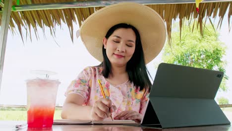 Mujer-Trabajando-En-Línea-Con-Tableta-Al-Aire-Libre-Con-Refresco