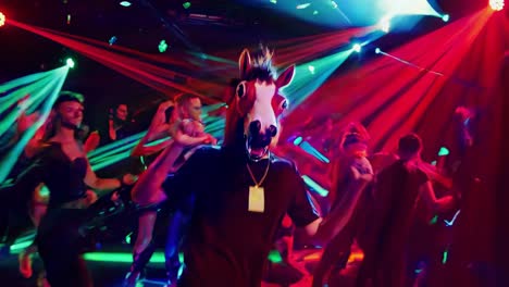 festejando en un club nocturno con máscaras de caballo