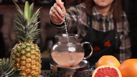 haciendo un cóctel tropical