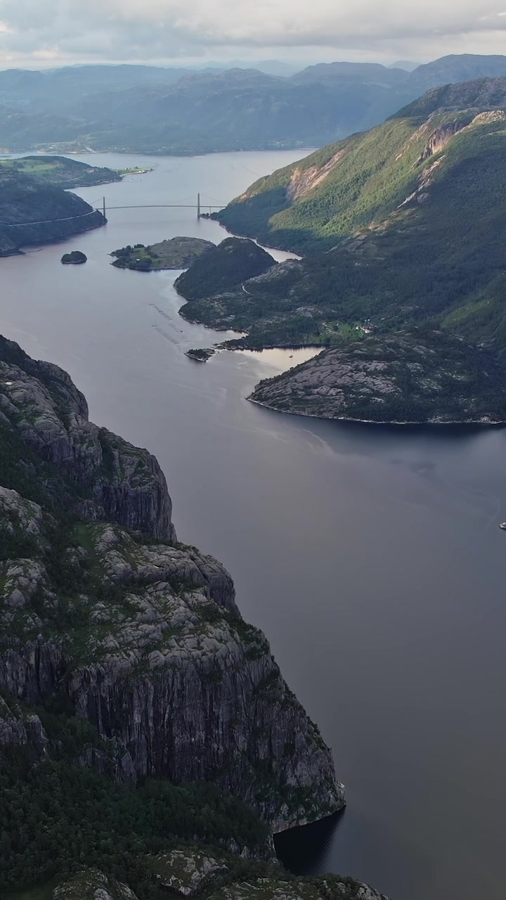 İskandinavya'da Norveç'in Dramatik Fiyortlarının Nefes Kesen Drone Manzarası