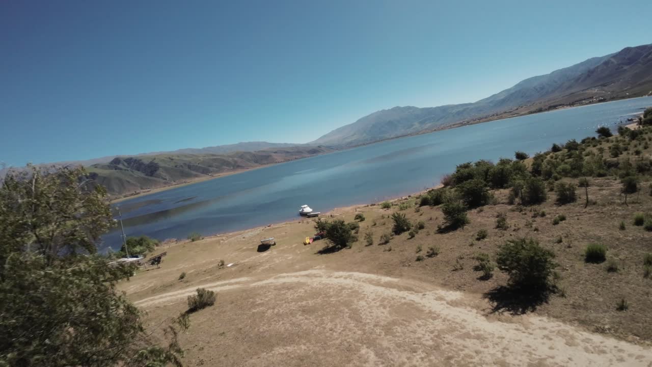 vista de avión no tripulado de fpv del complejo turístico con dos cúpulas de lujo en la presa de la angostura