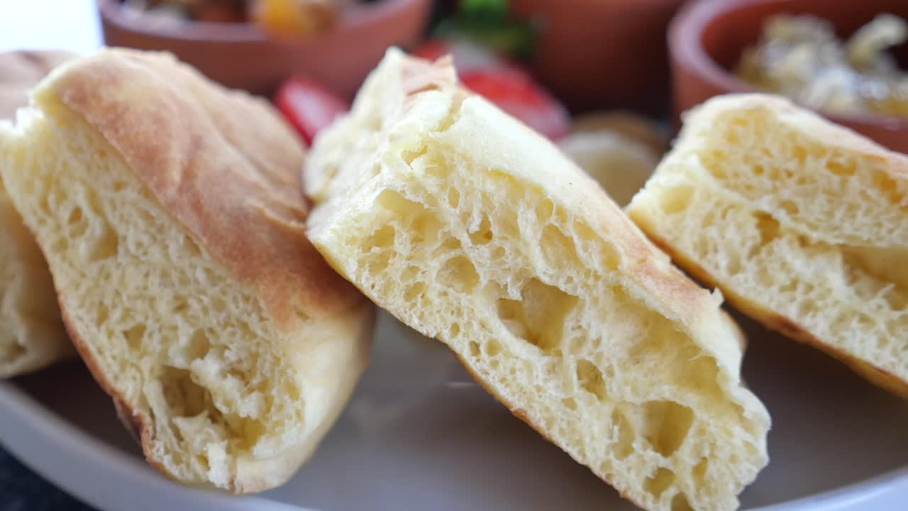 pan plano recién horneado