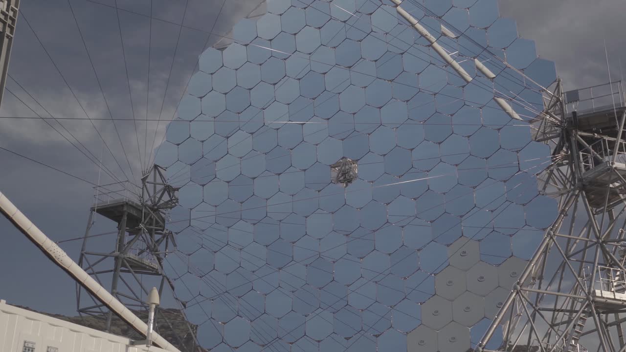 라 팔마 섬, 카나리아 제도, 스페인의 roque de los muchachos에서 흐린 하늘에 대한 마법의 천문대