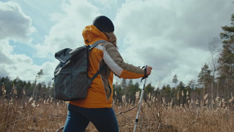 Woman-hiking-in-nature-on-a-cold-sunny-day