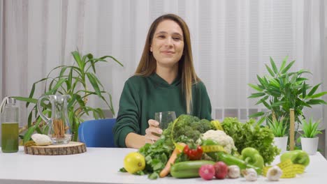 la mujer vegetariana es feliz. consumo de verduras y frutas.