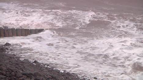 Olas-Rompiendo-En-La-Playa-De-Guijarros