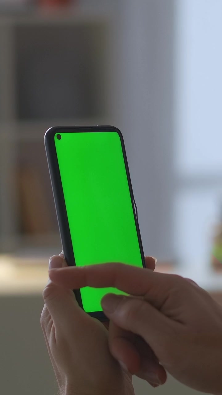 Mani che scorrono e toccano su uno smartphone con schermo verde