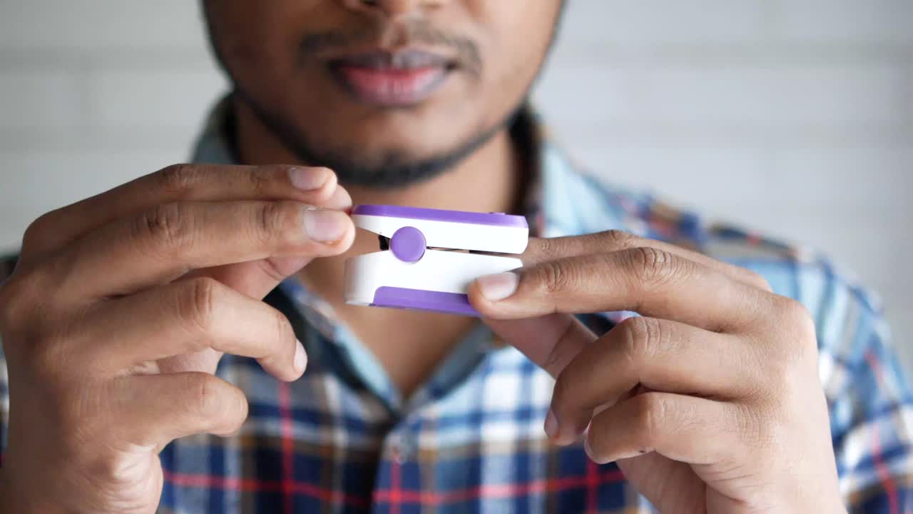 persona que utiliza un oxímetro de pulso