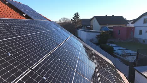 Vista-Lateral-De-Primer-Plano-De-Las-Células-Fotovoltaicas-Montadas-En-El-Techo-De-Una-Casa-Contemporánea.