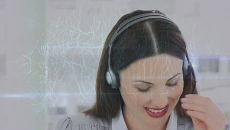 rutas de luz sobre una mujer caucásica ejecutiva de atención al cliente hablando con auriculares telefónicos