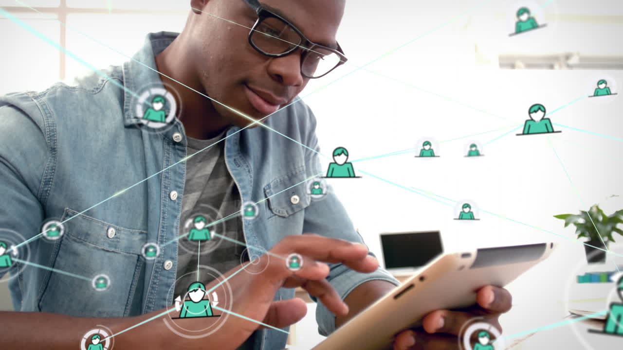 animación de iconos de perfil conectados sobre empresario afroamericano trabajando en una tableta digital