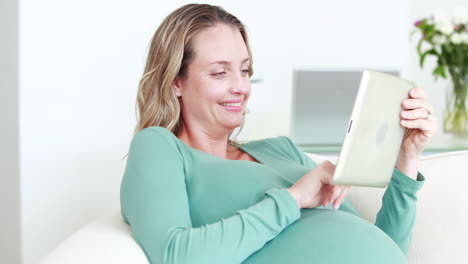 Pregnant-woman-using-tablet