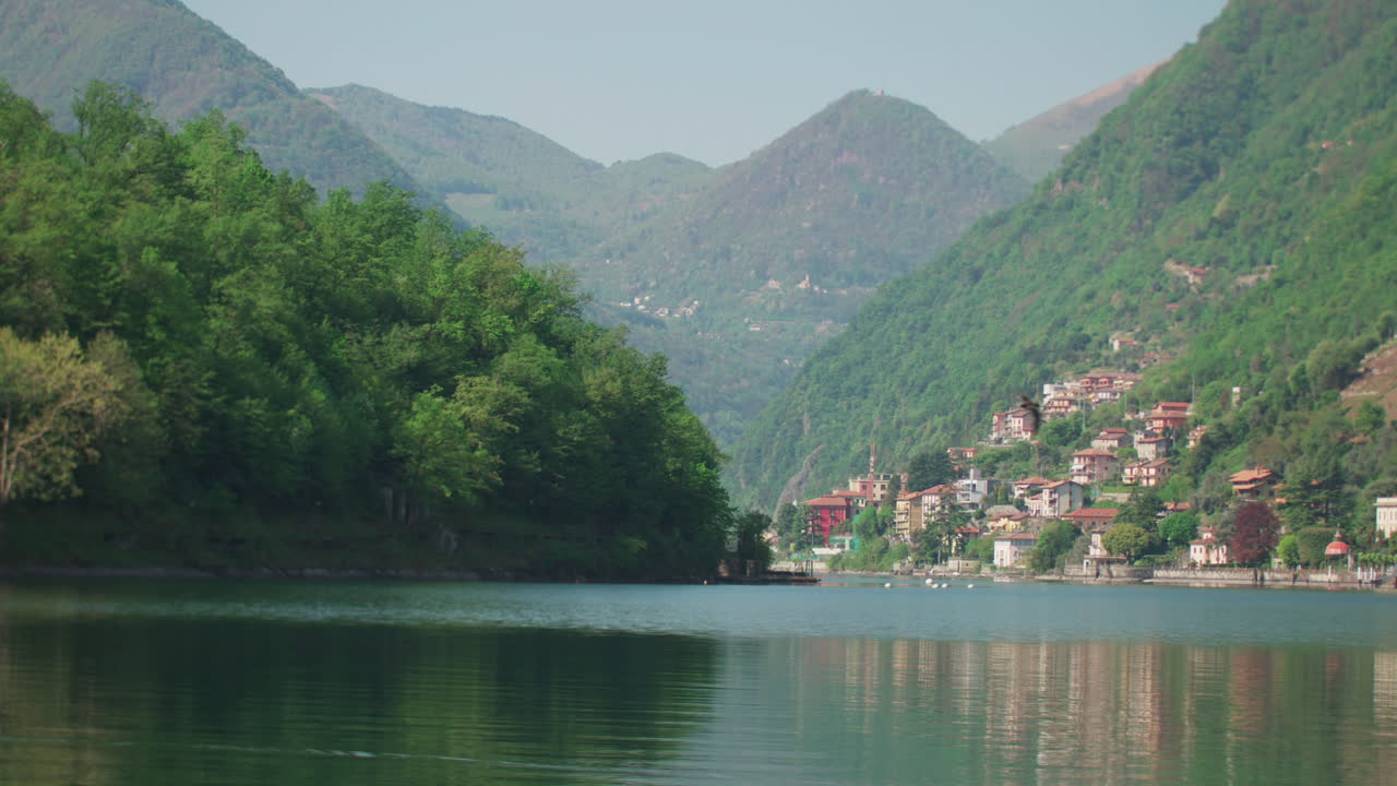 이탈리아의 호수를 나는 슬로우 모션 새