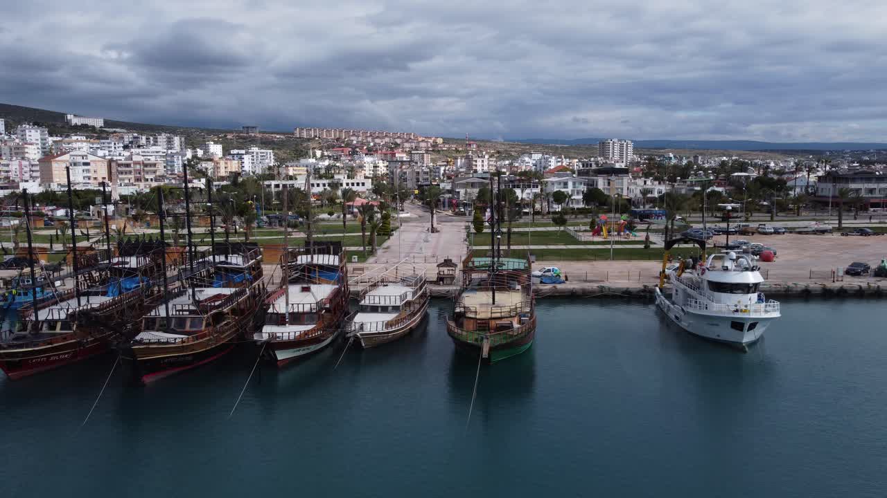 마리나에 정박한 항공 레저 보트