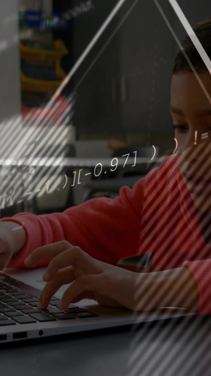 Vídeo vertical: Estudante digitando no laptop, iniciando sobreposições matemáticas e gráficos para educação.