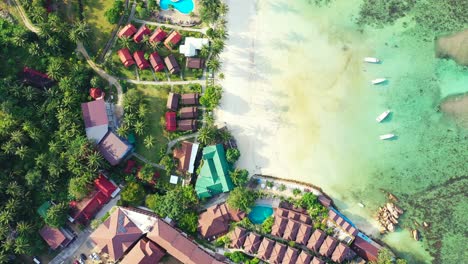 hermosos bungalows playa de arena y agua turquesa en la isla tropical