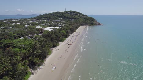 Tropischer-Viermeilenstrand-In-Port-Douglas,-Queensland-Im-Sommer---Luftdrohnenaufnahme