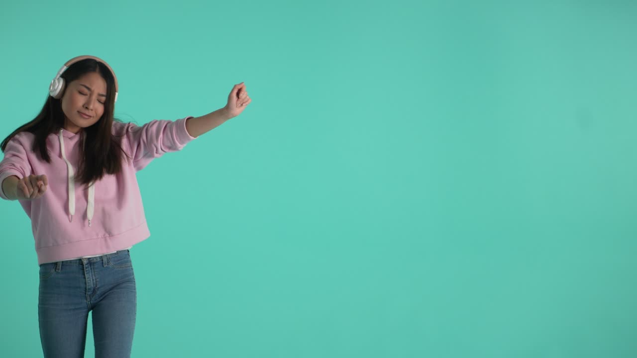 chica feliz bailando a la música aislada en el fondo