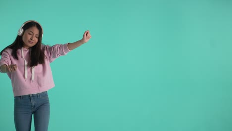 chica feliz bailando a la música aislada en el fondo
