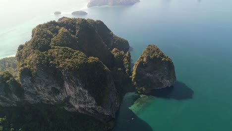 vista aérea de arriba hacia abajo de las hermosas montañas de piedra caliza en la isla de ko poda en krabi tailandia durante una mañana soleada rodeada por un hermoso océano azul turquesa en el mar de andaman