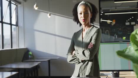 portrait d'une femme d'affaires afro-américaine heureuse regardant la caméra au bureau
