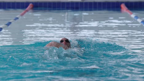 Swimmer-swimming-into-the-pool