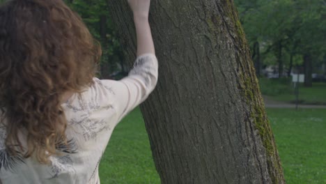 Joven-Hermosa-Mujer-Acariciando-Tocar-Y-Caminar-Alrededor-De-Un-árbol