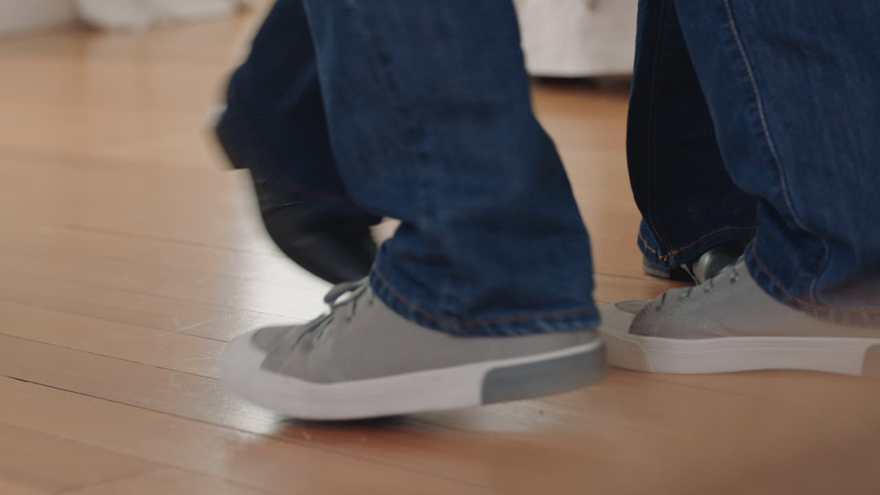 행복한 성숙한 커플이 집에서 춤을 추고 로맨틱한 춤을 즐기고 함께 관계의 이정표를 축하하고 평화로운 은퇴를 4k