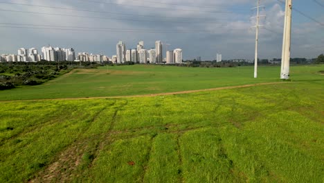 Video-De-Drones-De-4k:-Los-últimos-Restos-De-Los-Antiguos-Huertos-De-Naranjas-Históricos-De-Rechovot-Y-Vastos-Campos-Agrícolas-Abiertos-En-Las-Afueras-Del-Este-De-La-Ciudad-De-Rehovot,-Israel