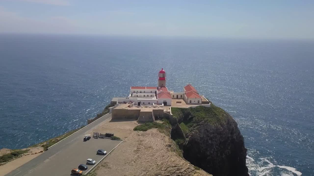 포르투갈 알가르베의 사그레스 (sagres) 의 조명탑의 공중 드론과 바위와 바다