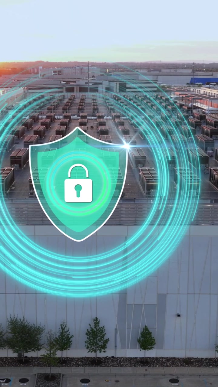 Struttura di server cloud negli USA con un'animazione di uno scudo con lucchetto verde luminoso per video concettuali di marketing mobile, social media e cybersecurity. Ripresa verticale dall'alto di un data center.