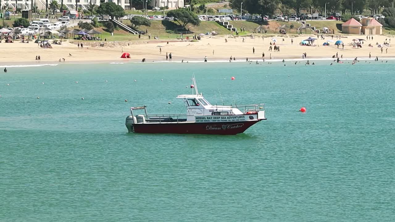 pequeño barco de pesca camino al puerto