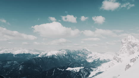 Zeitraffer-Panorama-Der-Felsigen-Bergrücken-Im-Schnee,-Dolomiten