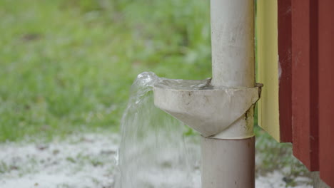 Primer-Plano:-Una-Bajante-De-Canalón-En-Una-Casa-Que-Se-Desborda-Bajo-Fuertes-Lluvias